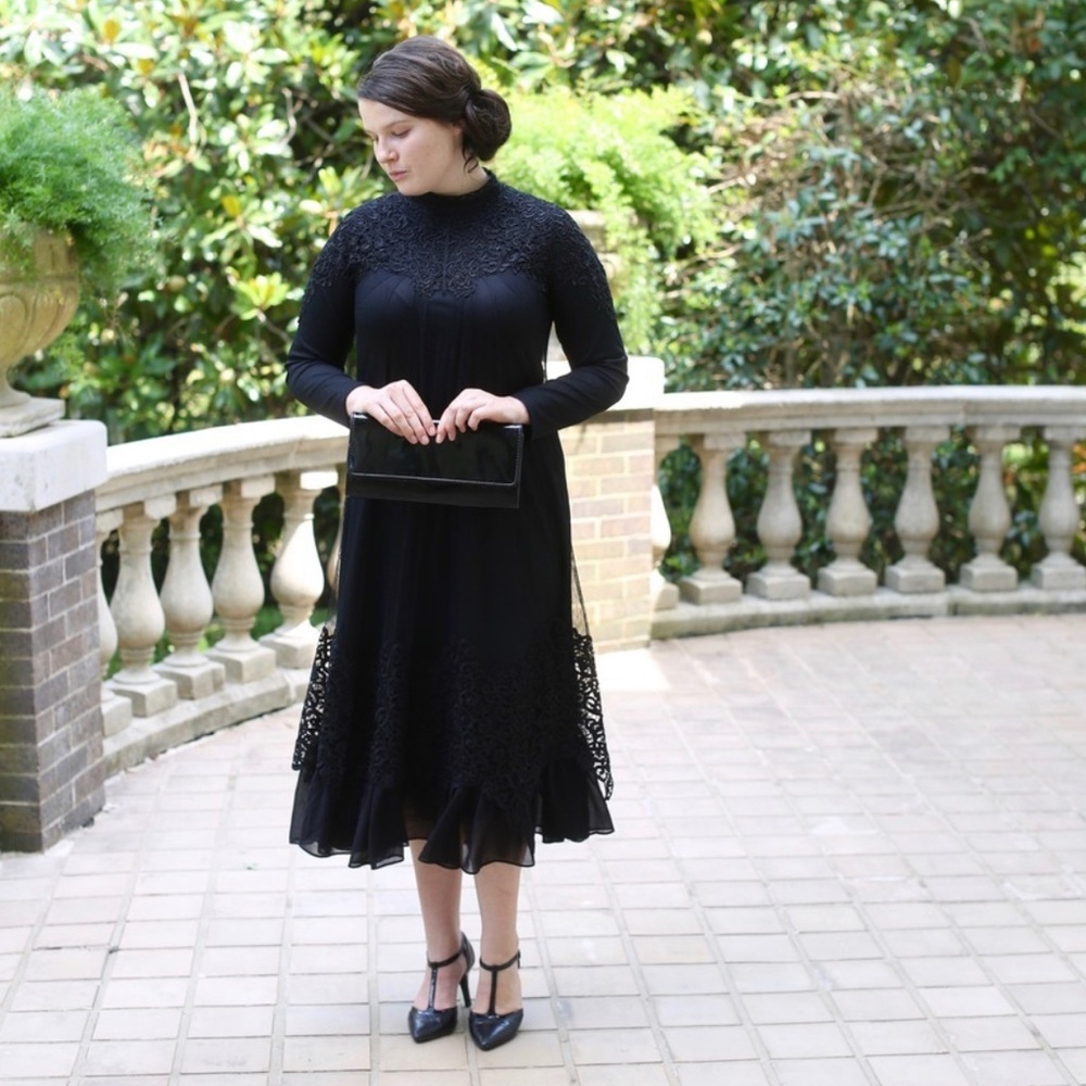 Dainty Jewell’s black dress